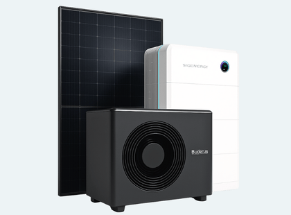 Photovoltaik-System mit einer Wärmepumpe davor.